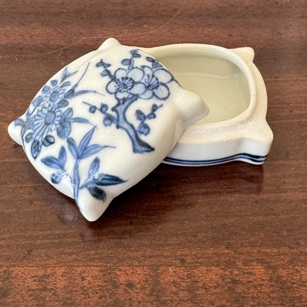 Vintage Blue & White Porcelain Trinket Box – Handpainted Asian Floral Design